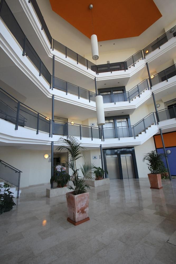 Apartamentos Vertice Sevilla Aljarafe Bormujos Luaran gambar
